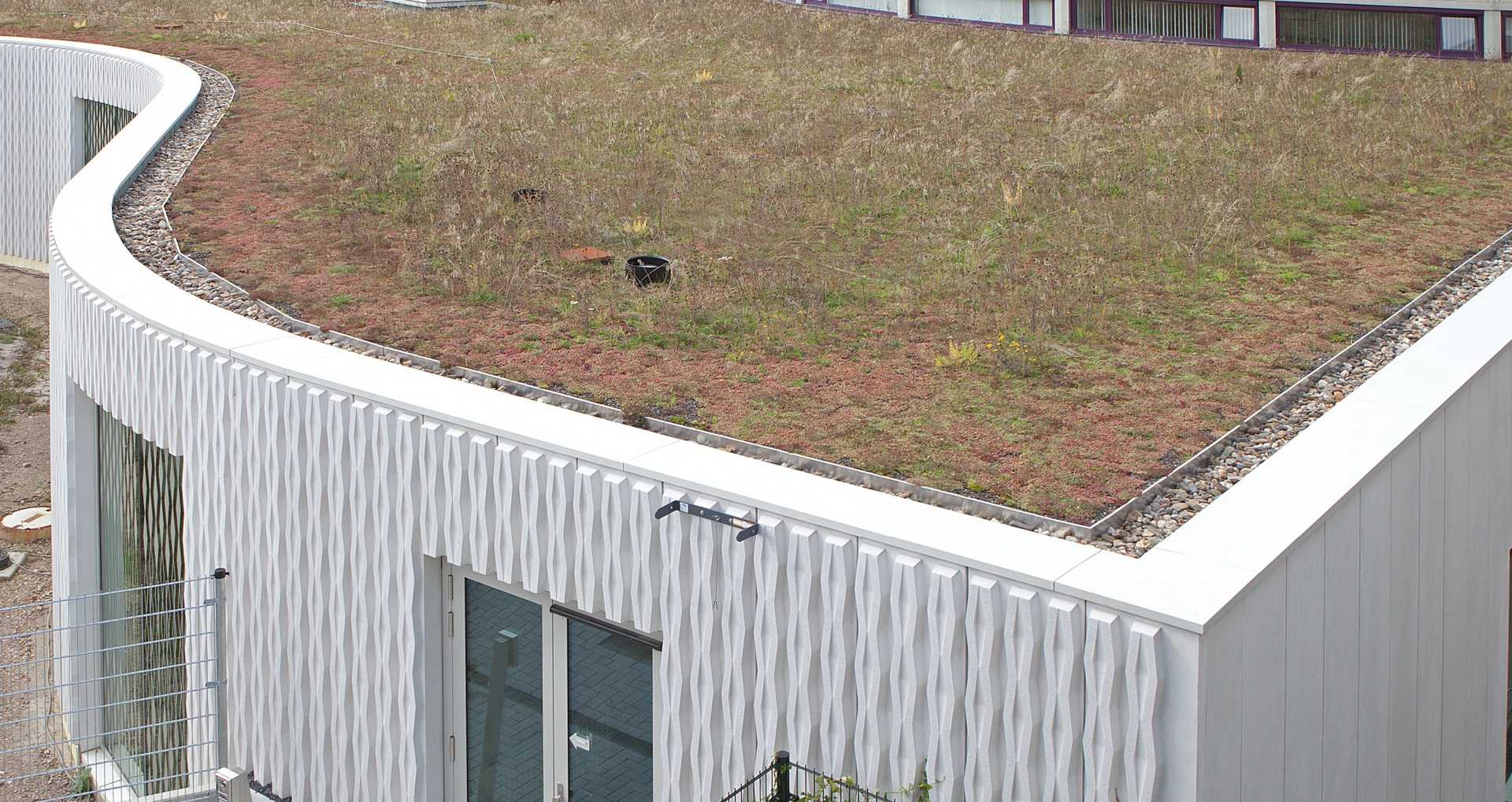 Natuurdak met aluminium muurafdekkappen Natuurdak met aluminium muurafdekkappen