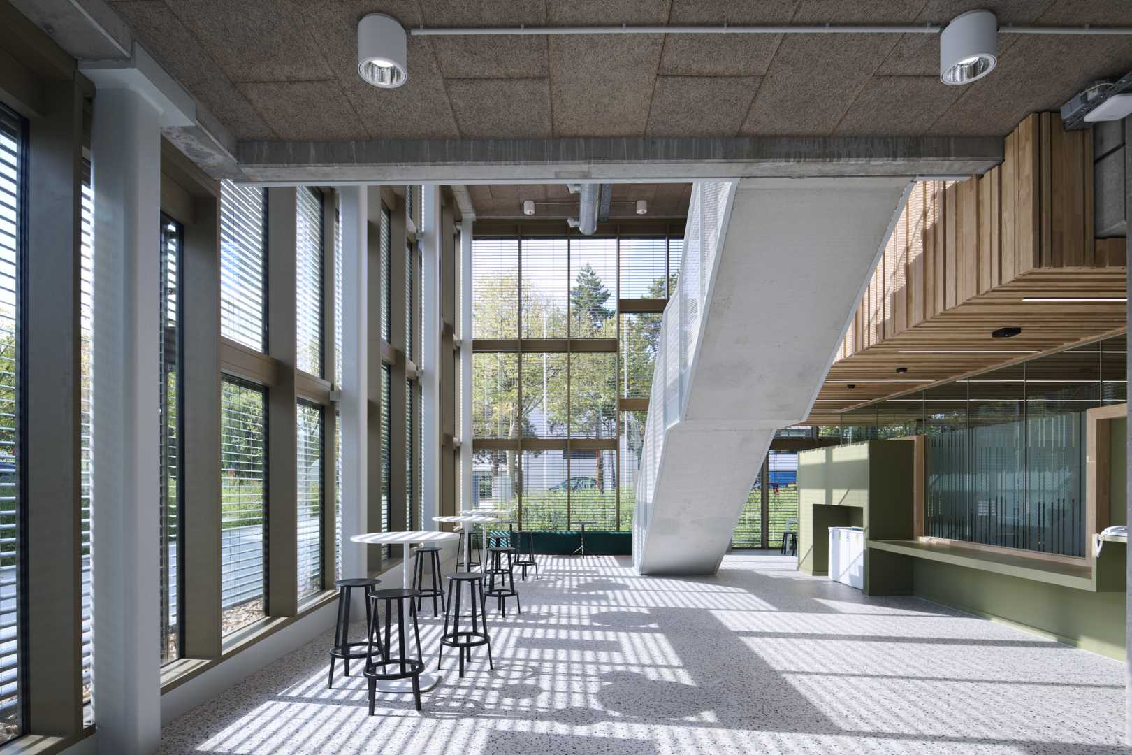 De gevel combineert robuuste betonsteen met een royale glazen hoekpartij en verfijnd aluminium De gevel combineert robuuste betonsteen met een royale glazen hoekpartij en verfijnd aluminium