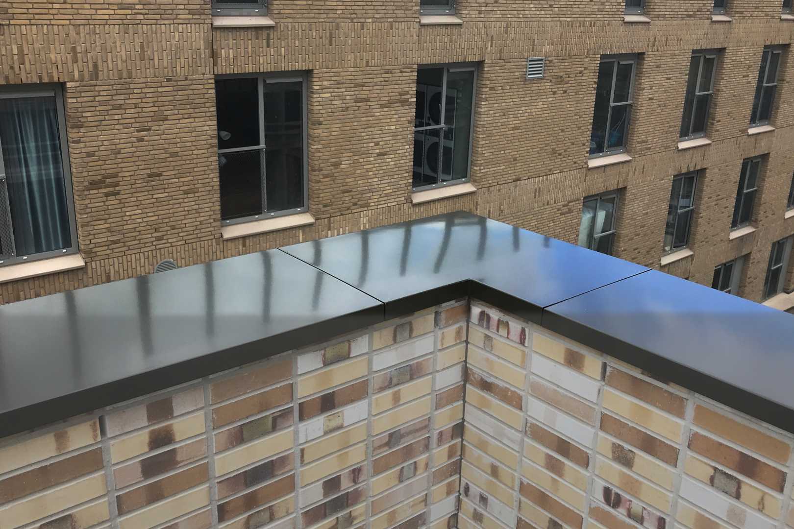 Aluminium muurafdekkappen: de strakke kroon op gevel en dakrand