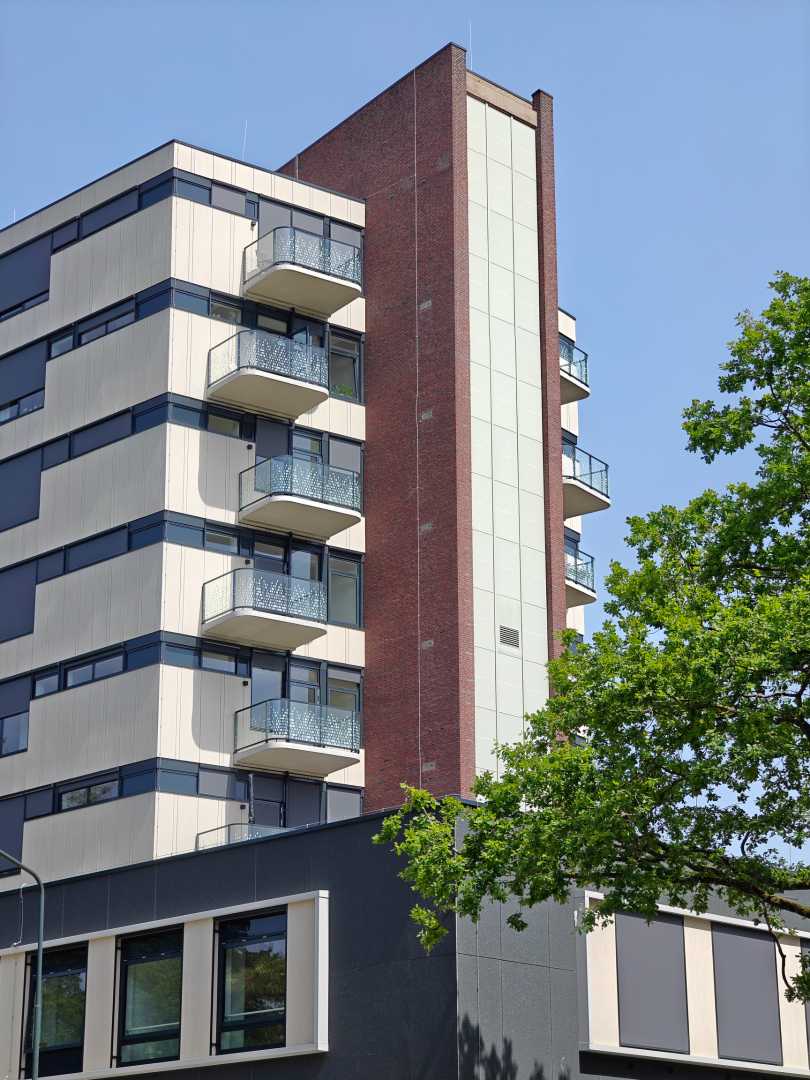 Zonnegevel geeft woonzorgcomplex Jackie in Apeldoorn energie én past bij het monumentale karakter
