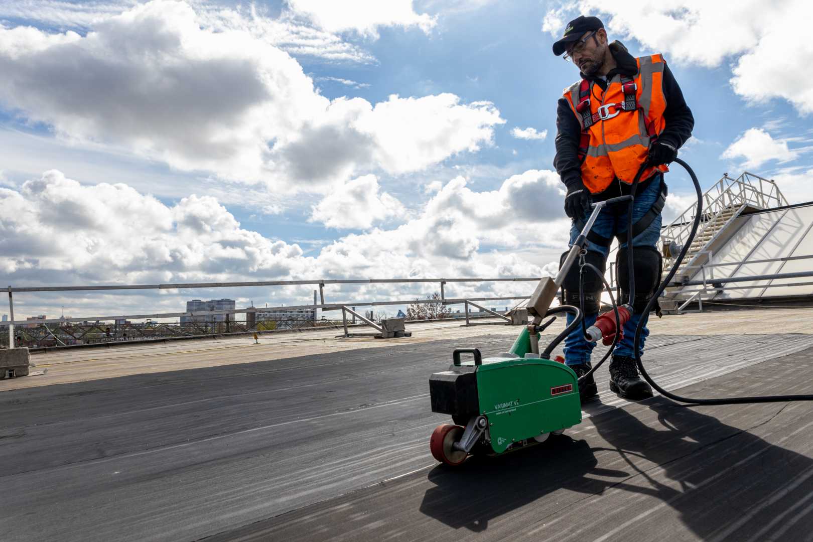 RESITRIX® EPDM-membranen ondersteunen betrouwbare dakafdichting met hete lucht gelaste naden.