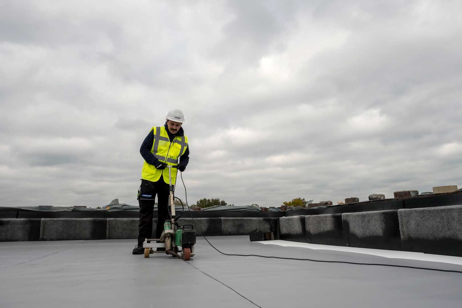 SURE-WELD® TPO-membranen worden met hete lucht gelast voor moderne daktoepassingen.
