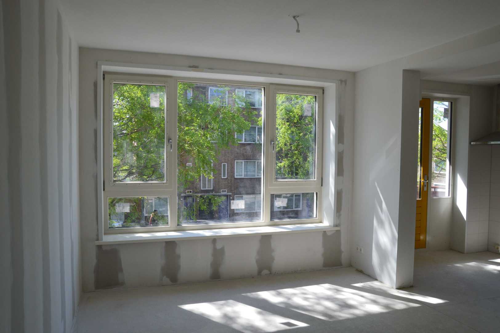 afgetimmerde naisolatie in keuken en kamer