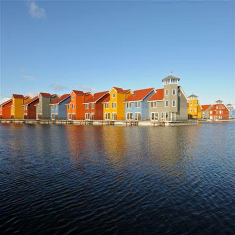 Kleurrijke pierwoningen aan de Reitdiephaven in Groningen