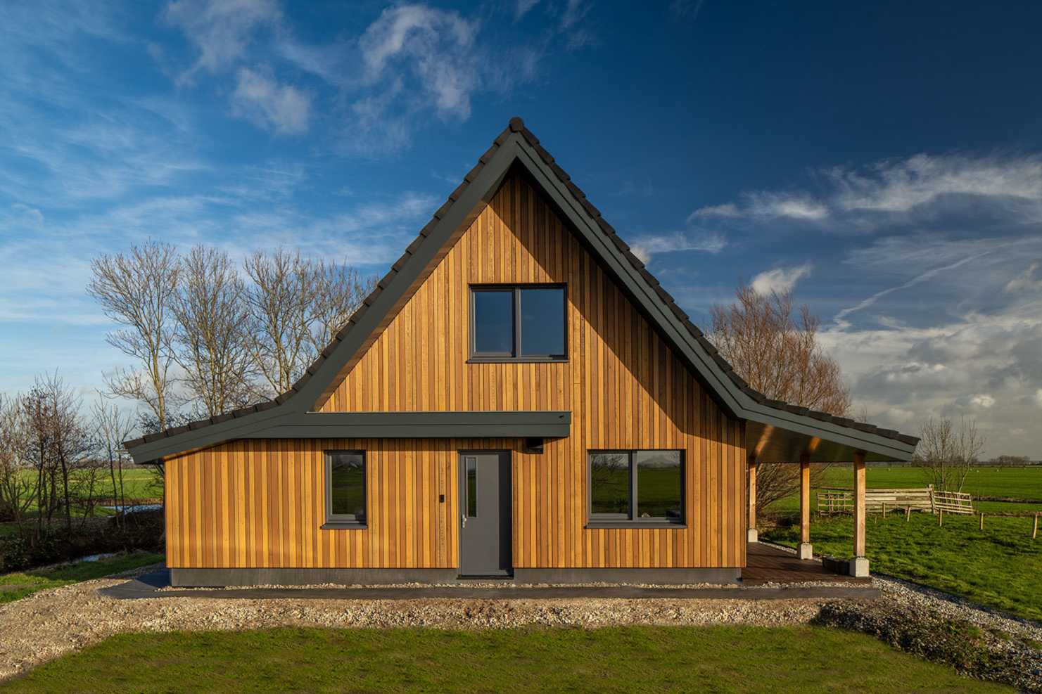 Ecologische houten woning in de polder van het Groene Hart