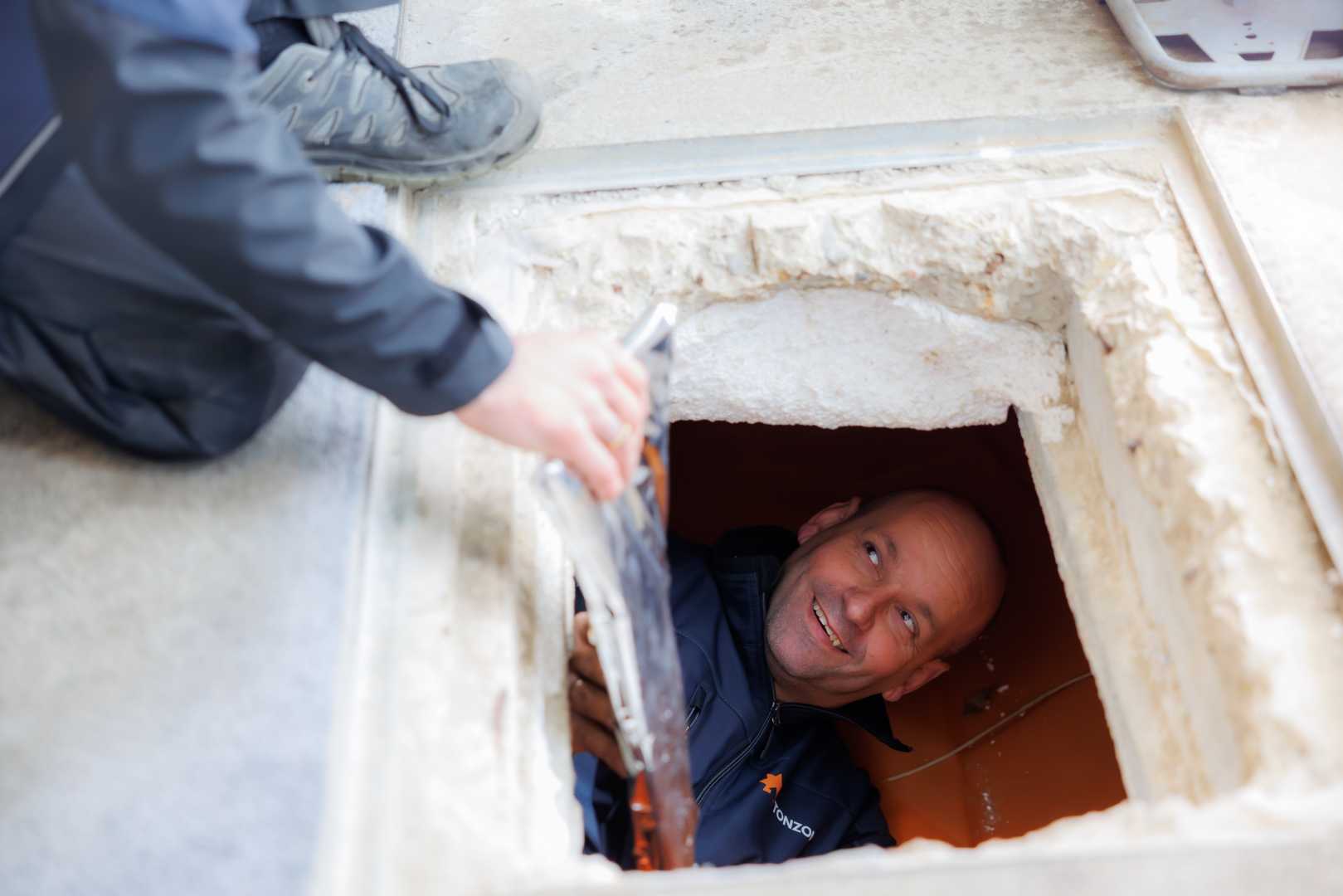 Installateur onder de vloer