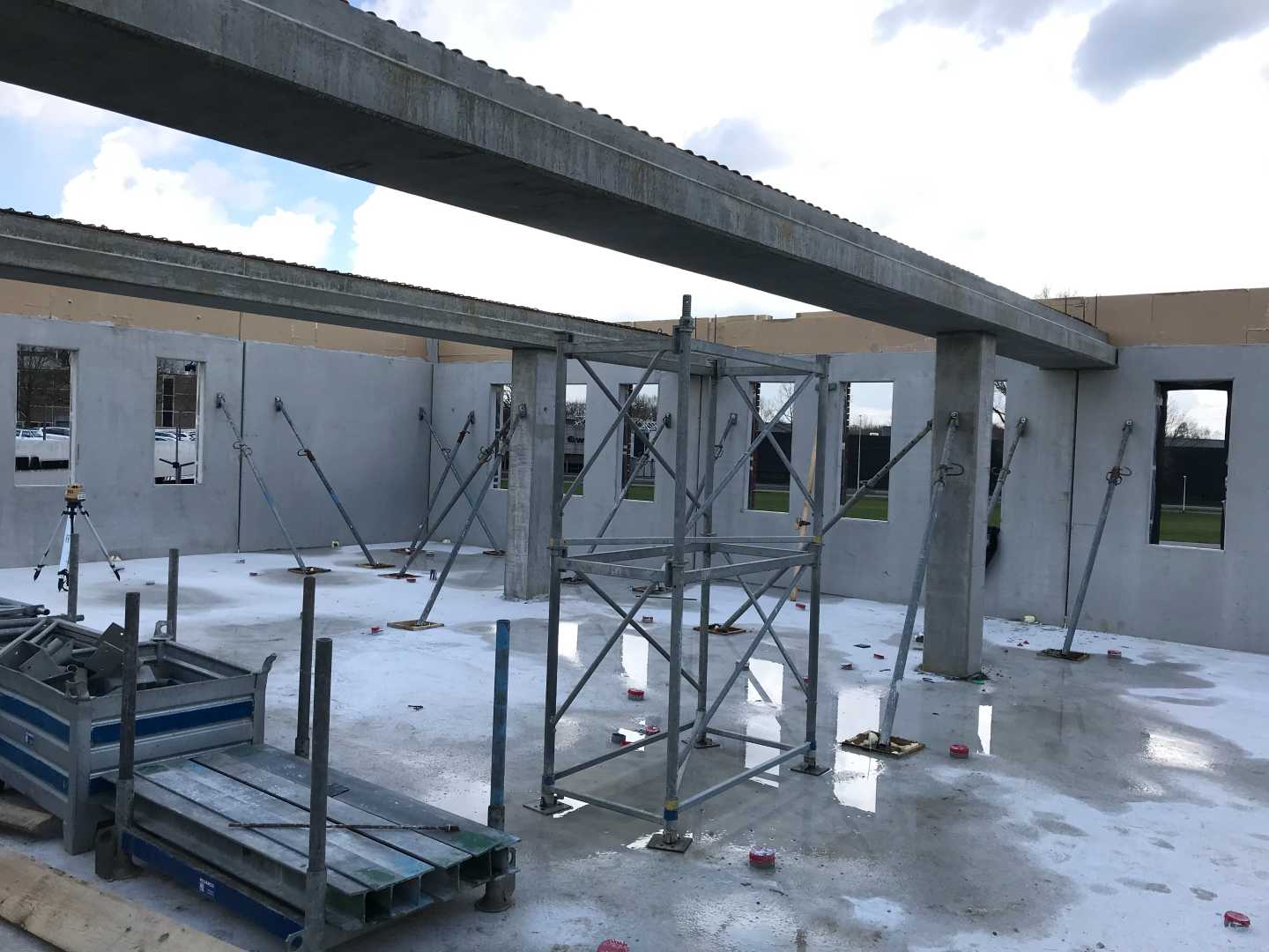 Voorgespannen T ligger opgelegd op kolom klaar voor montage kanaalplaatvloer